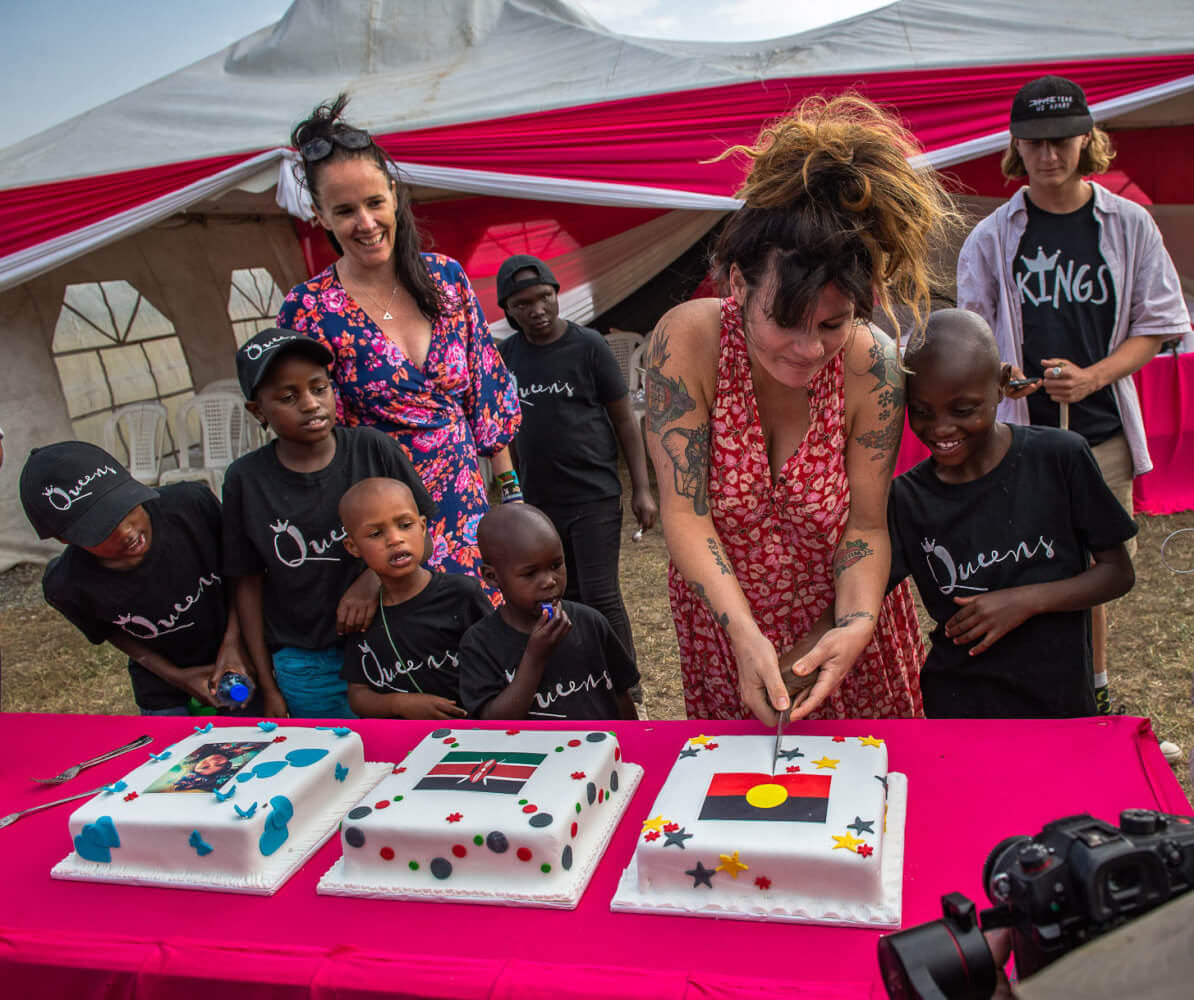 SarahConCuttingCake